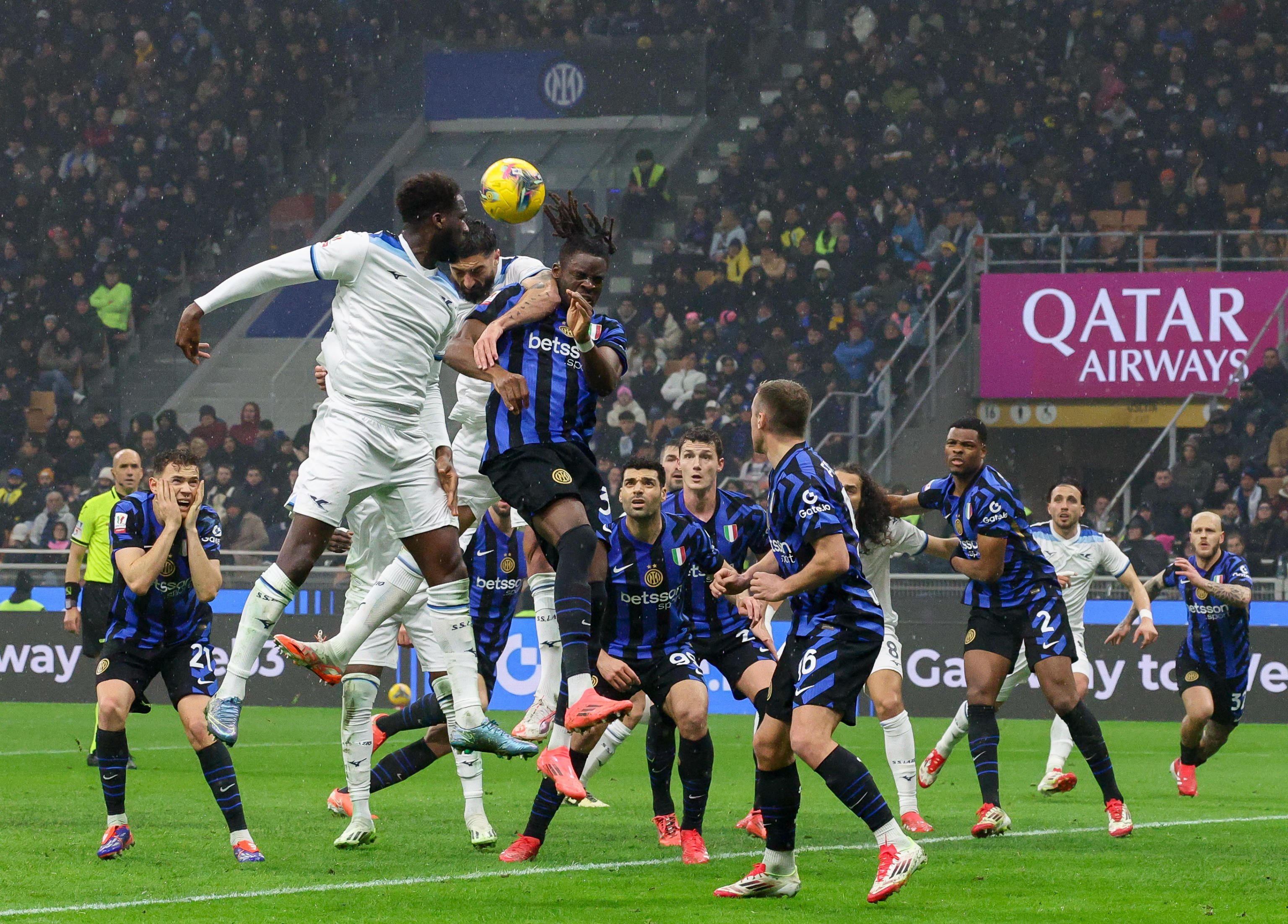 激烈的比赛:一场重要的国际足球比赛即将展开 激烈的比赛:一场重要的国际足球比赛即将展开