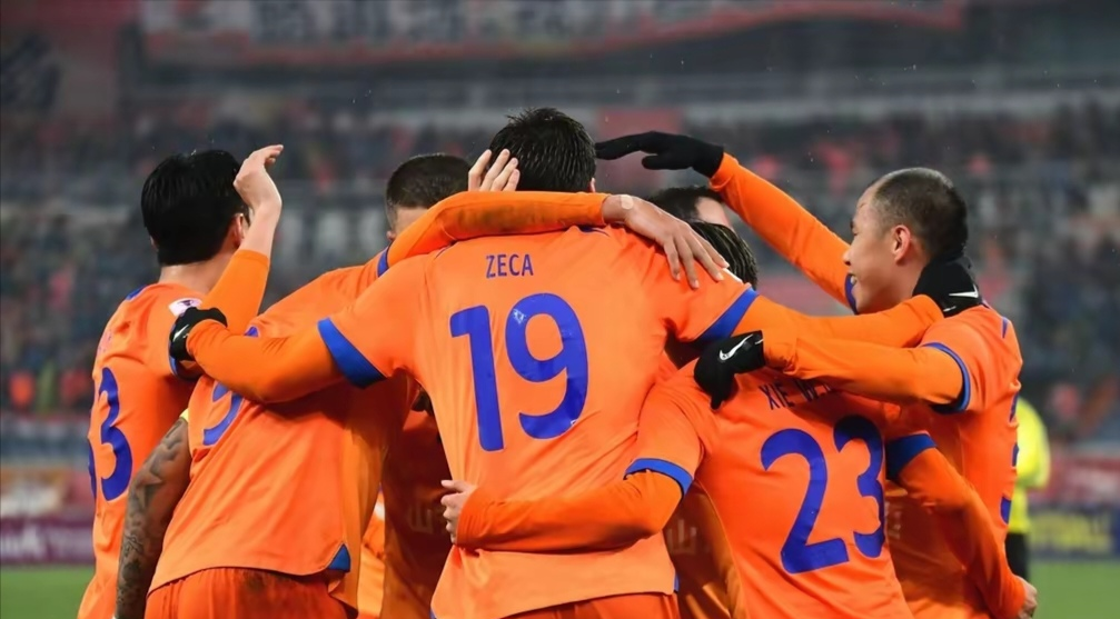 热门球队交锋,场上球员斗志昂扬 热门球队交锋,场上球员斗志昂扬